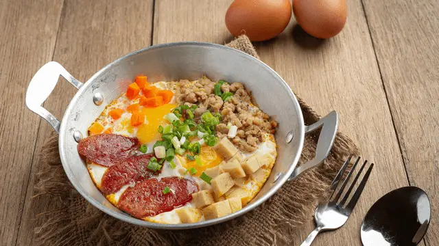 breakfast pan with eggs, bacon, and Chinese sausage