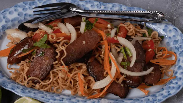 instant noodles sausage with Chinese sausage and vegetables